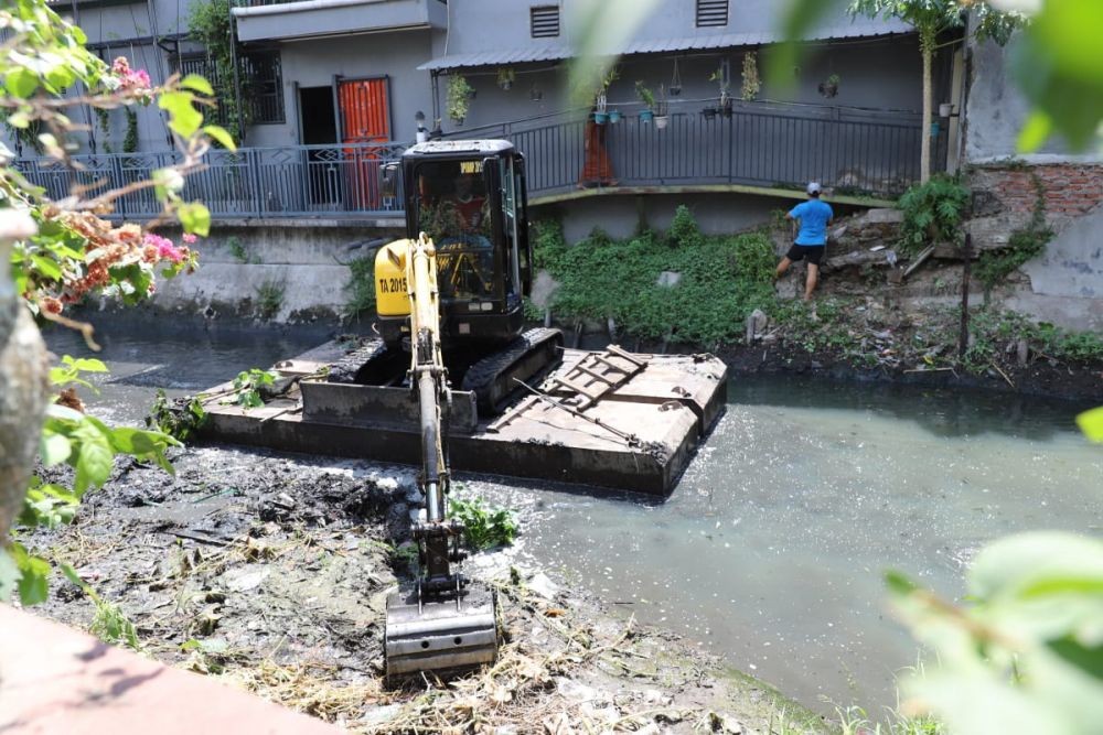 Jelang Musim Hujan, Risma Bersihkan Saluran Air di Surabaya