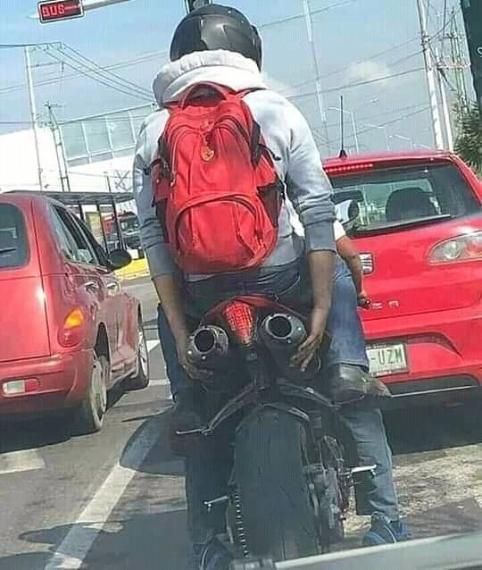 10 Potret Orang dari Belakang, Sungguh Tak Terduga dan Bikin Ngakak