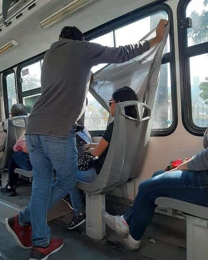 10 Potret Orang dari Belakang, Sungguh Tak Terduga dan Bikin Ngakak