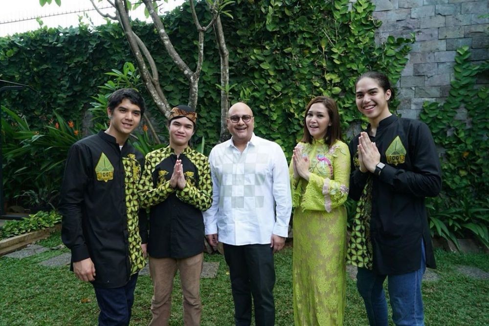 So Sweet! 10 Artis Indonesia Kepincut Pesona Pria Berdarah Arab