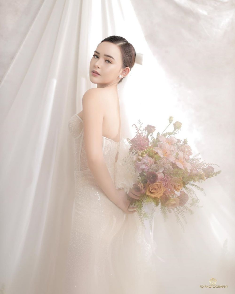 Bergaya Modern Indoor, 10 Inspirasi Prewed ala Amanda Manopo