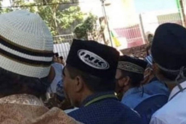 10 Potret Orang dari Belakang, Sungguh Tak Terduga dan Bikin Ngakak
