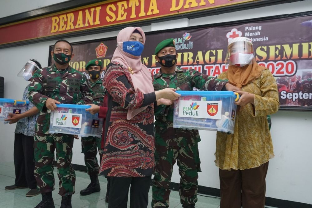 PLN Gandeng TNI-POLRI Distribusikan Sembako ke Warga Terdampak Corona