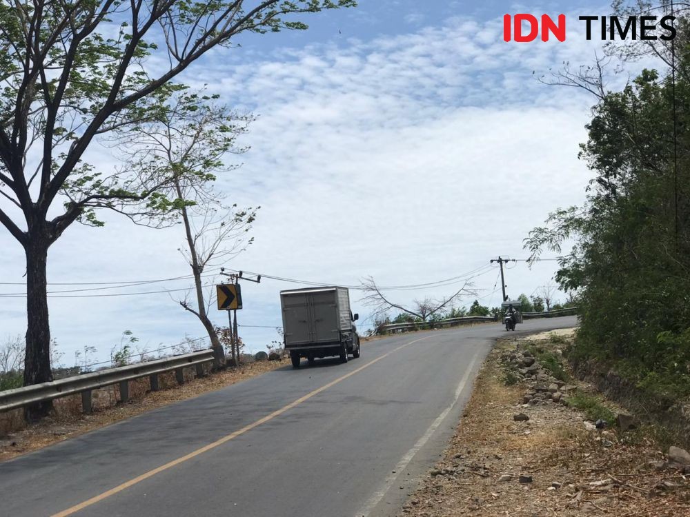 Bruk! Mobil Lexus Terjun Bebas Timpa Rumah Warga di Semarang 