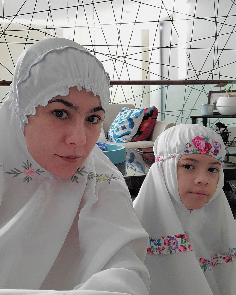 Sudah 39 Tahun, 10 Potret Bare Face Wulan Guritno yang Menawan