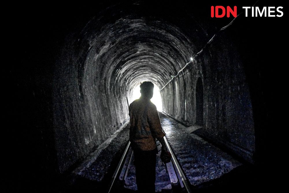 Menelusuri Terowongan Kereta Api Aktif Terpanjang di Indonesia