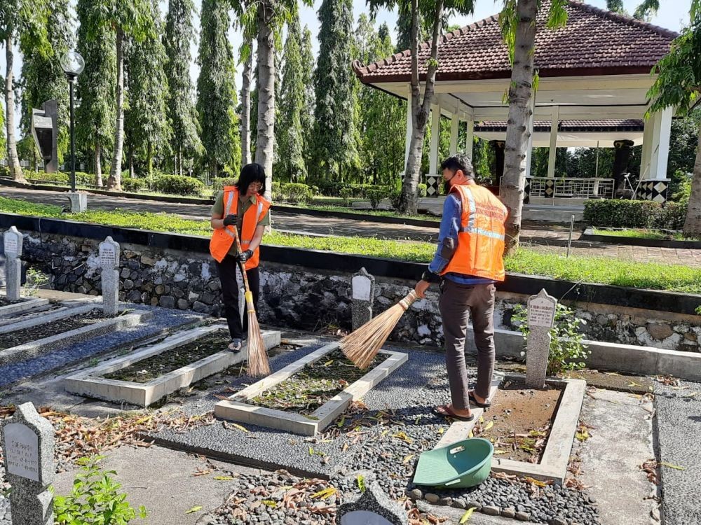66 Warga Semarang Tak Bermasker Dihukum Nyapu Makam, Biar Ingat Mati