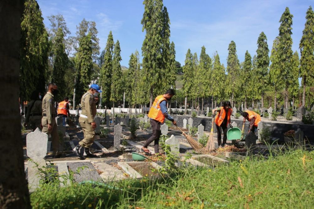 66 Warga Semarang Tak Bermasker Dihukum Nyapu Makam, Biar Ingat Mati