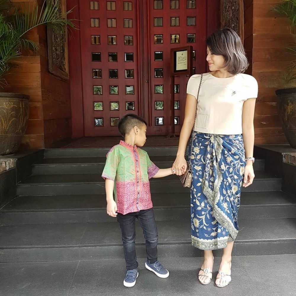 9 Style Kece Dian Sastro Kenakan Batik Buat Nongkrong Hingga Kondangan