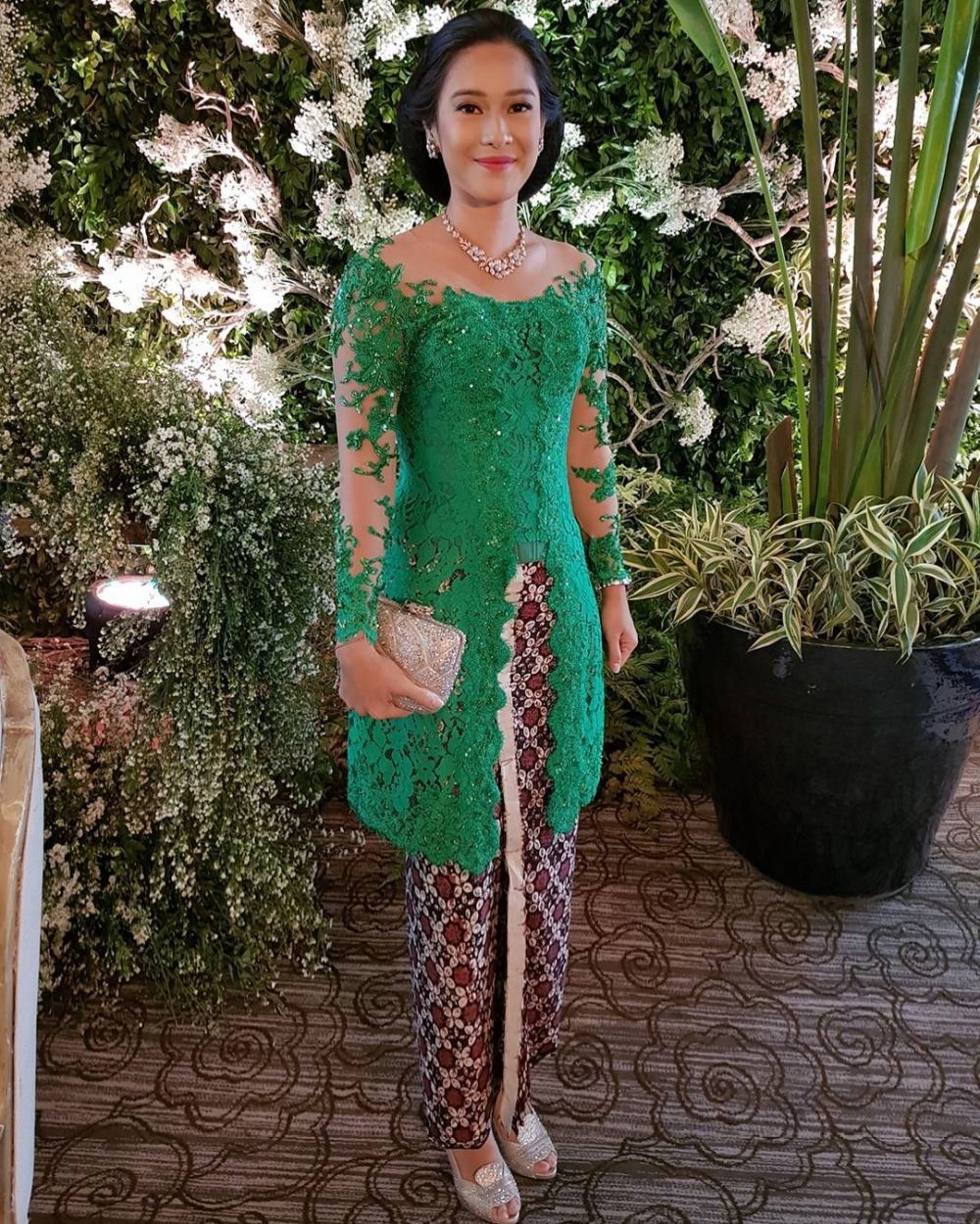 9 Style Kece Dian Sastro Kenakan Batik Buat Nongkrong Hingga Kondangan