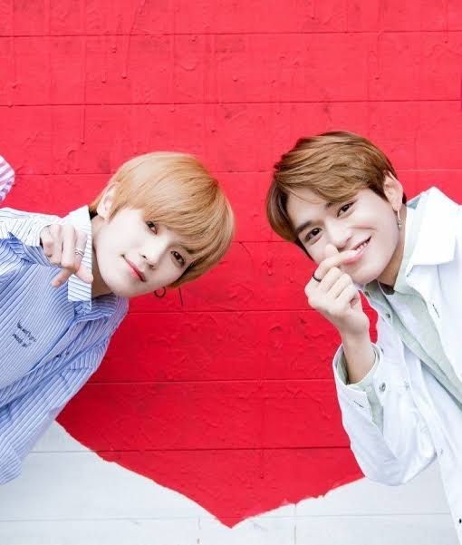 Bikin Gemas, 9 Potret Kedekatan Taeyong dan Lucas Seperti Kakak Adik