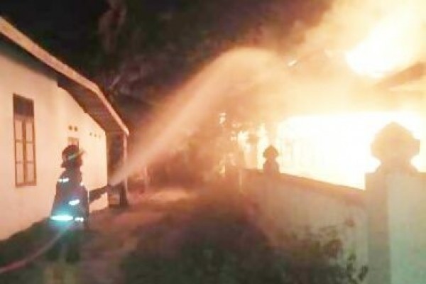 Rumah Dilalap Si Jago Merah, Rista dan Keluarga Terpaksa mengungsi
