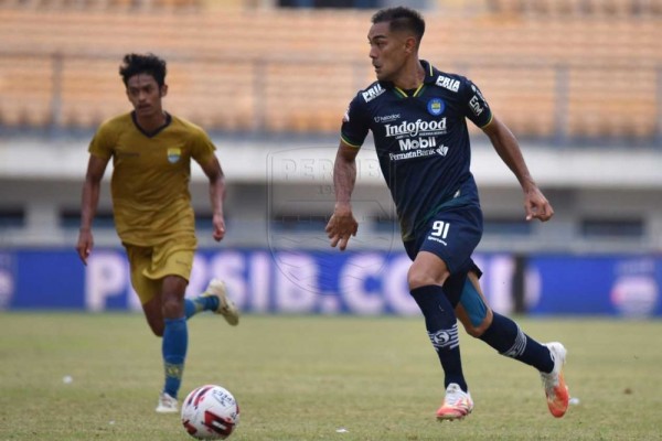 Omid Nazari Pamit, Persib Kehilangan Sosok Sentral