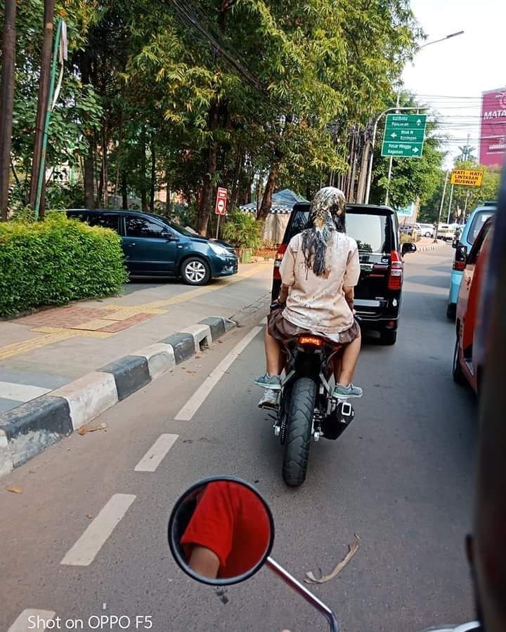 10 Potret Lucu Merepotkan Orang Lain, Bikin Kesal Tapi Ngakak!