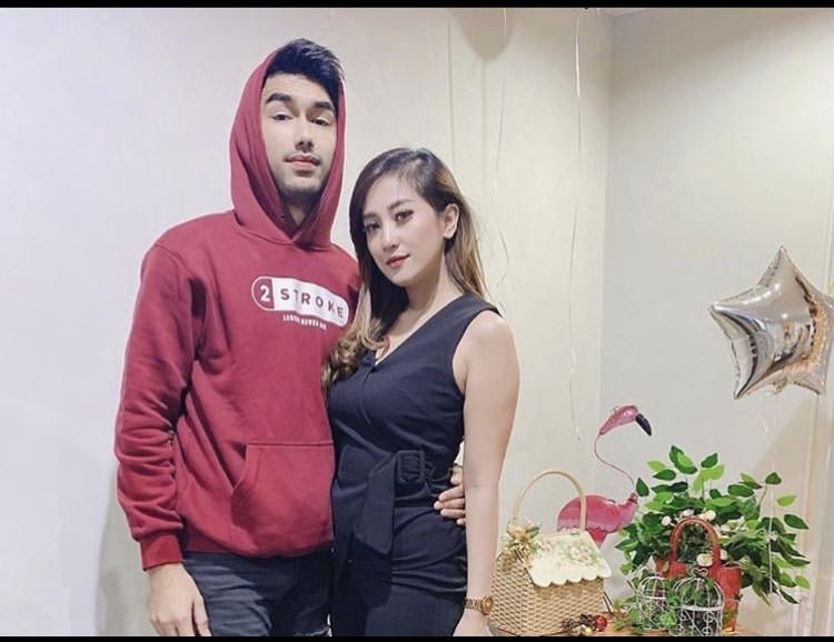 10 Potret Abid Zia Mantan Suami Raya Kitty Gandeng Pacar Baru, Mesra!