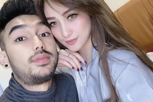 10 Potret Abid Zia Mantan Suami Raya Kitty Gandeng Pacar Baru, Mesra!