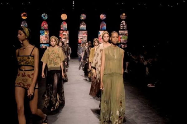 Bikin Bangga! Kain Tradisional Indonesia Mejeng di Paris Fashion Week