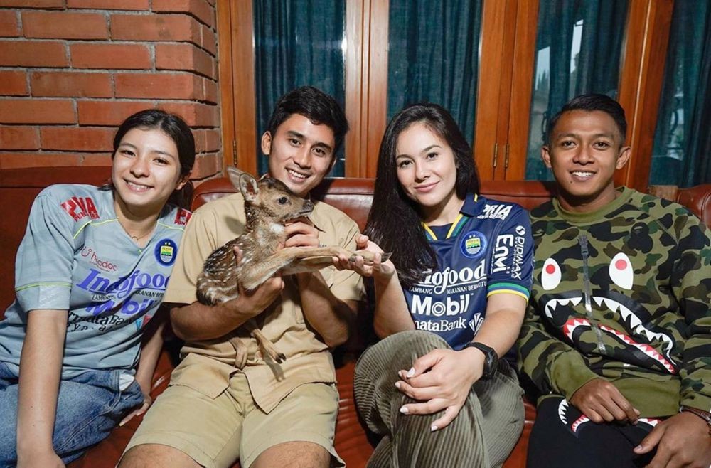 10 Potret Wulan Guritno dan Keluarga Main Bareng Rusa Totol, Gemesin!