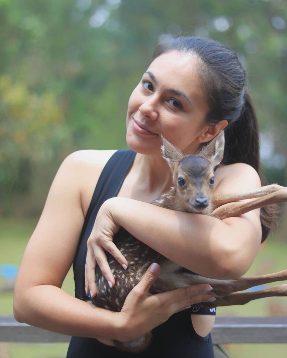 10 Potret Wulan Guritno dan Keluarga Main Bareng Rusa Totol, Gemesin!