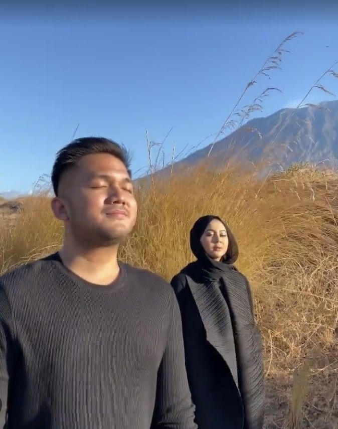 Romantis! 10 Potret Prewedding Kesha Ratuliu dan Adhi Permana di Bali
