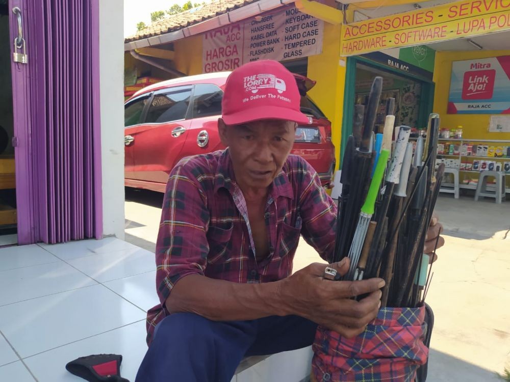 Rajin Keliling Kampung, Mungkin Pria Ini yang Sudah Perbaiki Payungmu