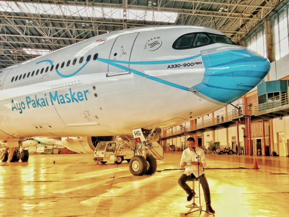Unik, Pesawat Garuda Indonesia Pakai Masker