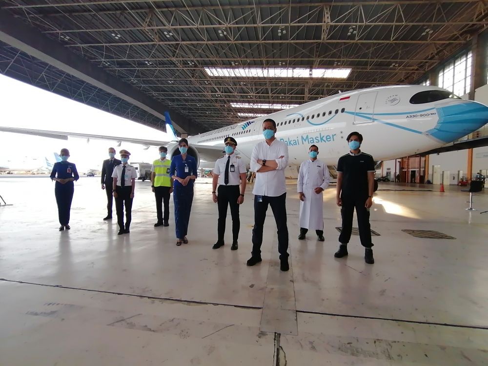 Unik, Pesawat Garuda Indonesia Pakai Masker