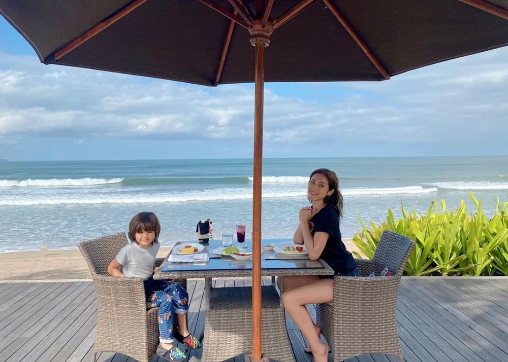 Kerap Jadi Sorotan Netizen, 10 Gaya Momong Anak Jessica Iskandar