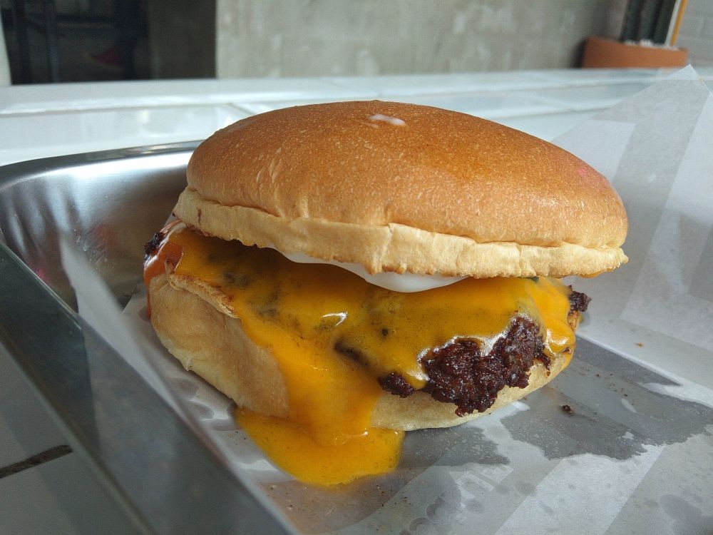 Lumer Banget, Nikmati Cheese Burger di Luberger Bandung yang Nagih