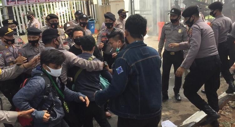 Peringatan HUT ke-20 Banten Diwarnai Bentrok Mahasiswa-Polisi  