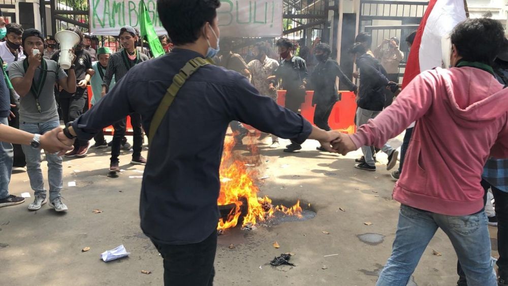 Peringatan HUT ke-20 Banten Diwarnai Bentrok Mahasiswa-Polisi  