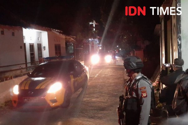 Densus 88 Geledah Rumah Kontrakan Pasangan Suami Istri di Banyumas