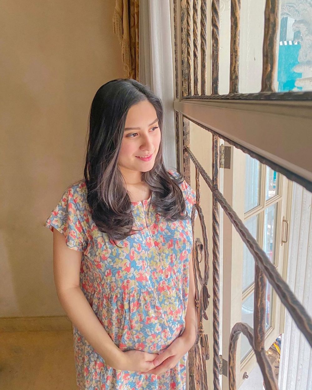 Aura Keibuan, 10 Potret Angbeen Rishi dengan Baby Bump Anak Pertama