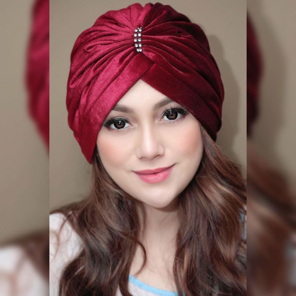 Ikut Pengajian Ustaz Riza, 10 Potret Celine Evangelista Pakai Hijab