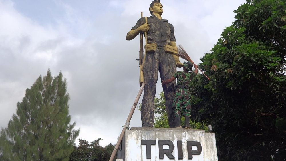 Peringati HUT ke-75 TNI, Tentara di Tulungagung Bersihkan Monumen TRIP