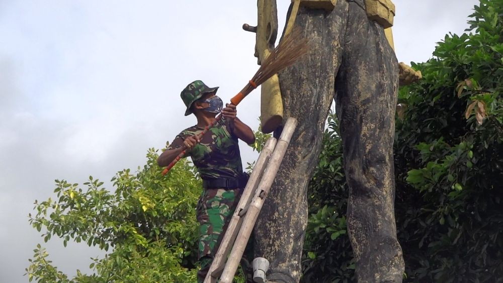 Peringati HUT ke-75 TNI, Tentara di Tulungagung Bersihkan Monumen TRIP