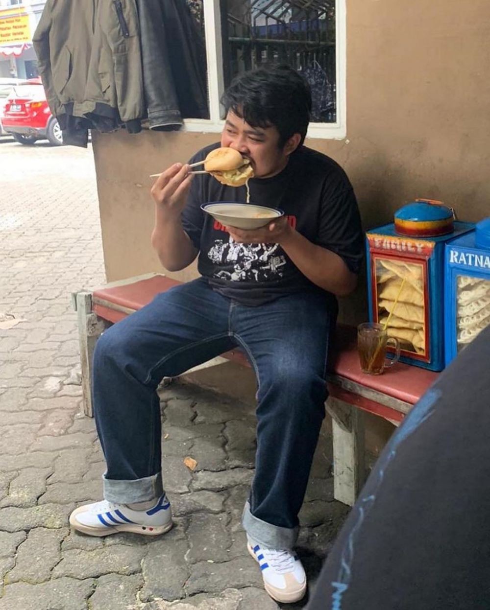 Kocak! 10 Potret Cara Orang Makan yang Nyeleneh dan Bikin Geregetan