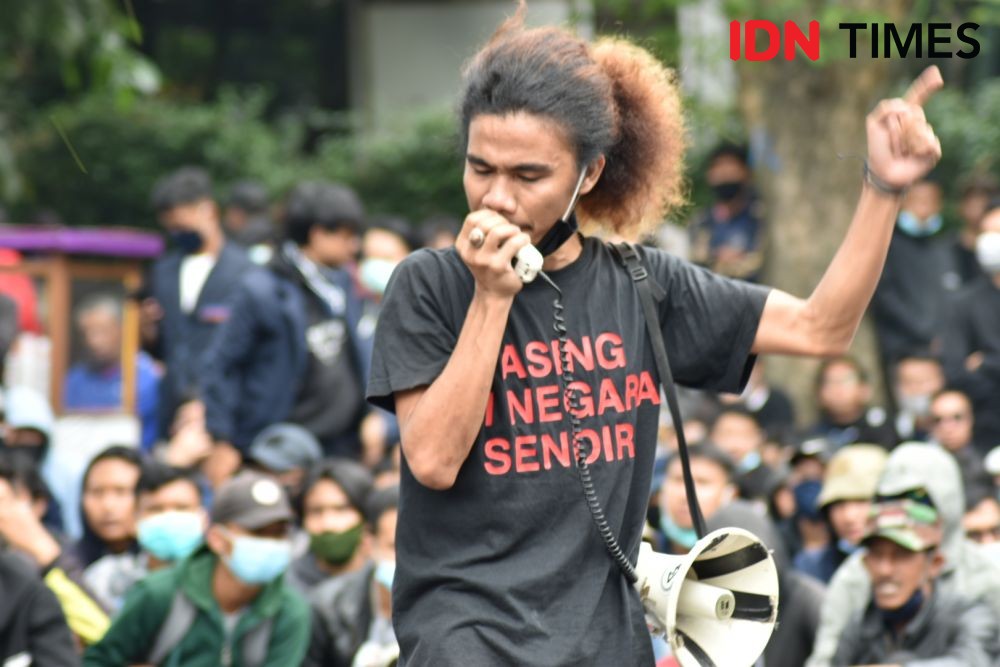 Tolak Omnibus Law, Mahasiswa Bandung Bakar Ban di Depan DPRD Jabar