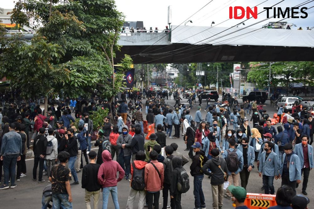 [FOTO] Hiasan Taman hingga Pos Polisi Dirusak Oknum Pendemo di Bandung