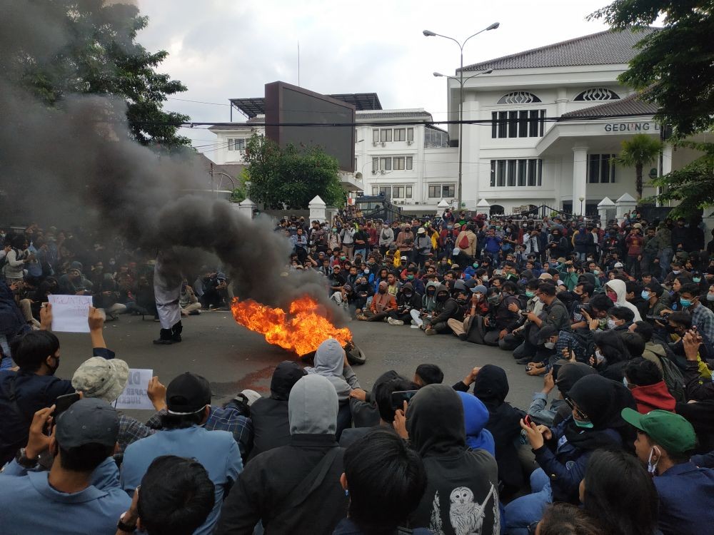 [FOTO] Hiasan Taman hingga Pos Polisi Dirusak Oknum Pendemo di Bandung