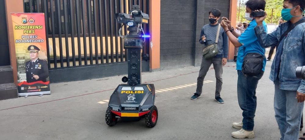 Polisi Bojonegoro Ciptakan Robot Pendeteksi Orang Tak Pakai Masker