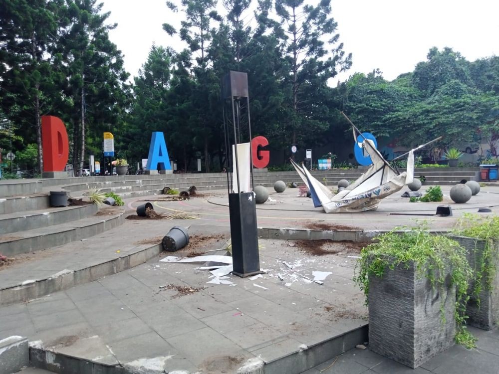[BREAKING] Massa Pendemo Omnibus Law di Bandung Ricuh, Fasilitas Umum Dirusak! 