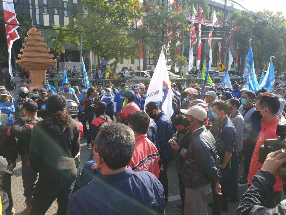 Ratusan Buruh Demo di DPRD Jatim, Bubar Usai Ditemui Anggota Dewan