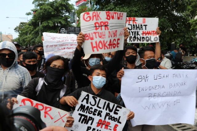 Bruk! Pagar DPRD Jateng Roboh saat Aksi Unjuk Rasa UU Omnibus Law