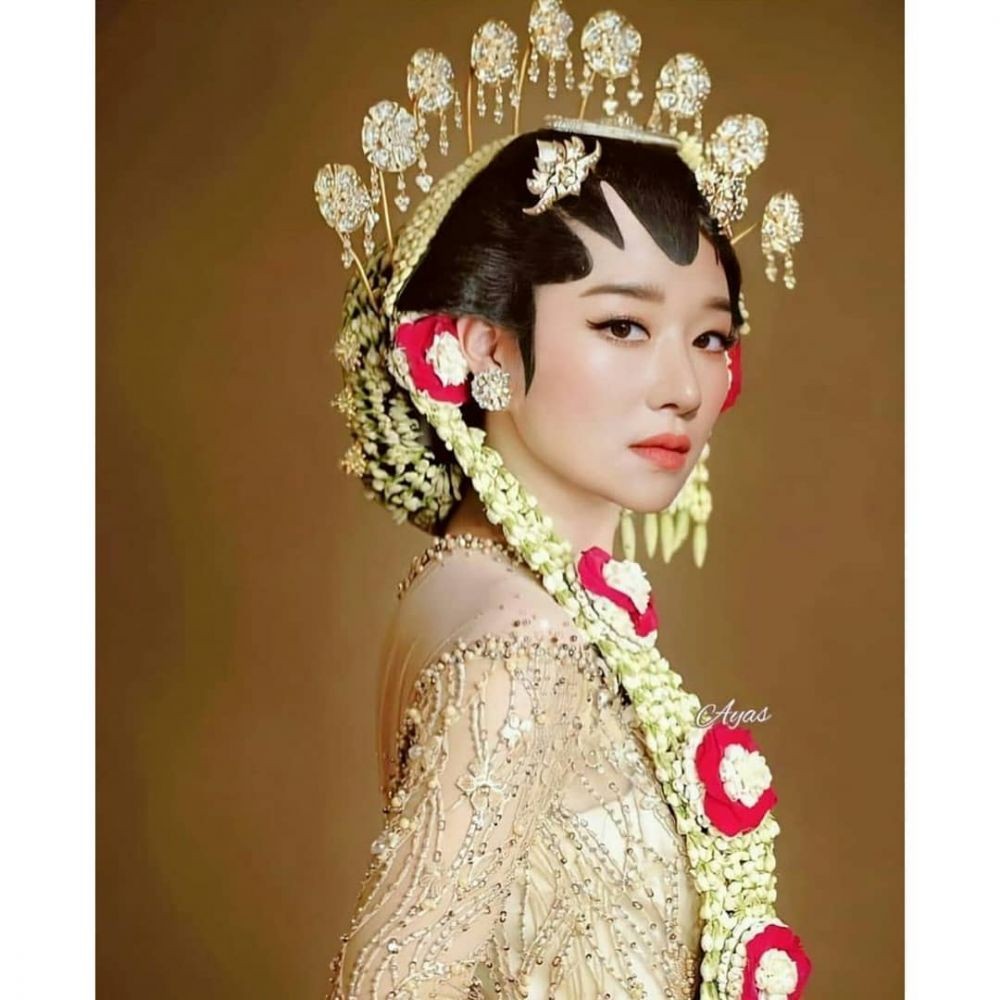 Halu Nih! 9 Potret Editan Artis Korea Pakai Baju Pengantin Indonesia
