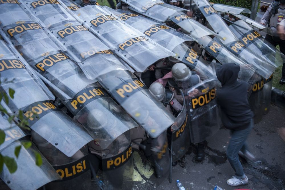 Aksi Demo Ricuh, Mahasiswa Terluka, Gerbang Kantor DPRD Jateng Dijebol