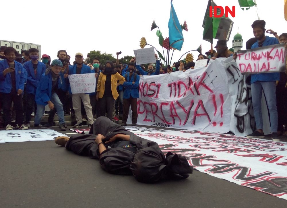 Polisi dan Massa Saling Dorong pada Demo Tolak Omnibuslaw di Banyumas 