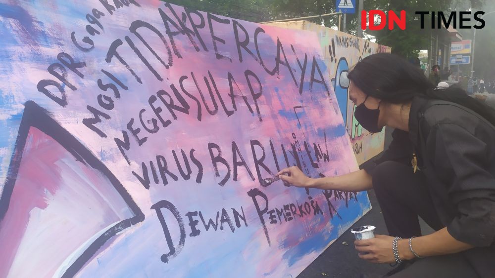 Gak hanya Bakar Ban, Mahasiswa Makassar Bikin Mural Kritik Omnibus Law