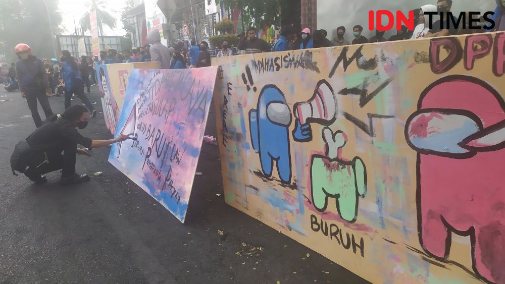 Gak hanya Bakar Ban, Mahasiswa Makassar Bikin Mural Kritik Omnibus Law