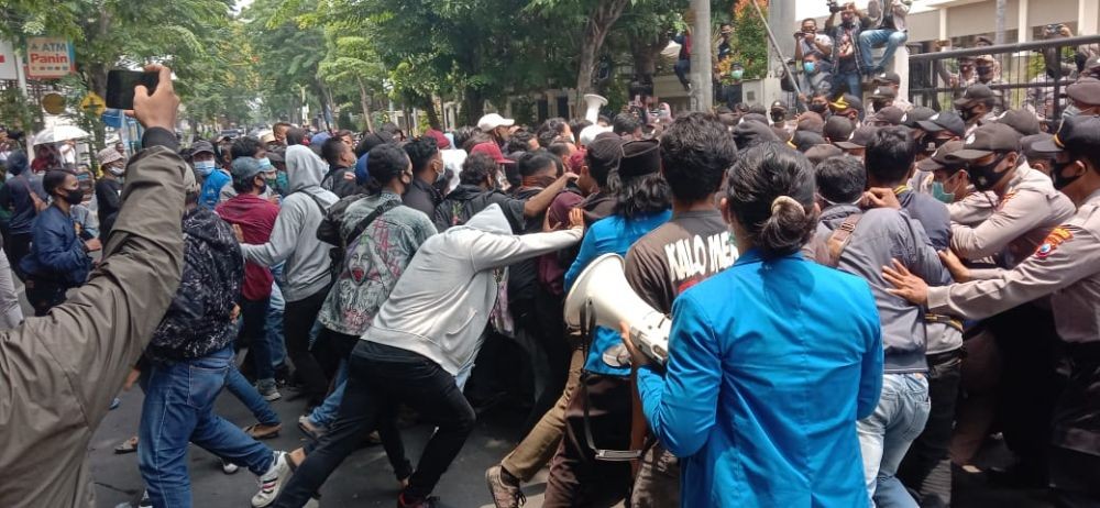 Demo Tolak UU Cipta Kerja, Polisi dan Mahasiswa Terlibat Saling Dorong